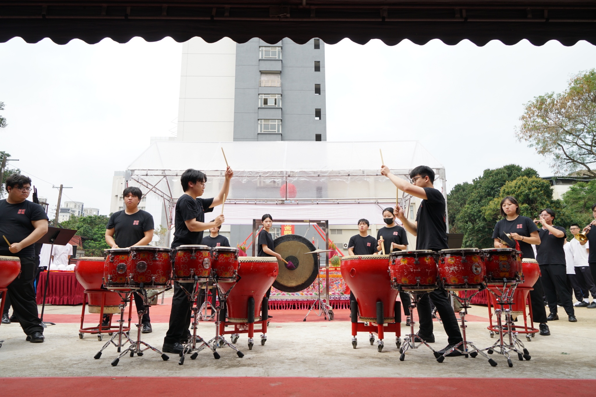 開場演出由國樂系臺藝擊樂團帶來精彩萬分的《龍騰虎躍》。圖／國立臺灣藝術大學 提供