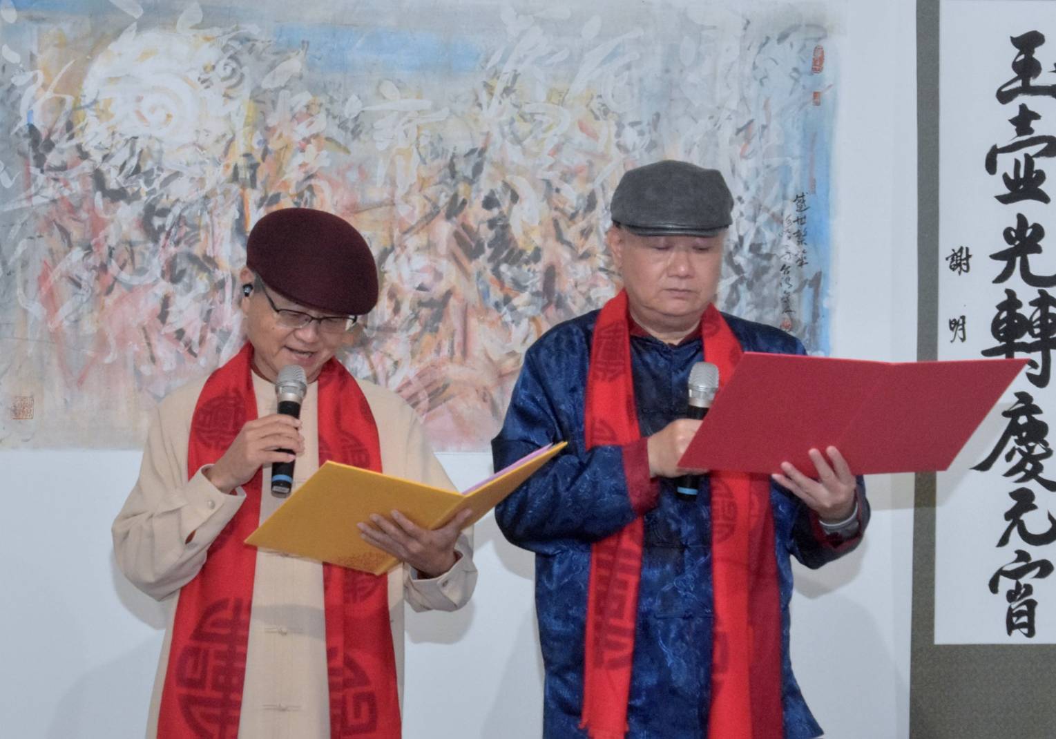 開幕式上,中華詩詞藝術協會理事長謝明輝(右),與主持人唐雲明朗誦元夕詩作,為典禮掀起高潮。圖/謝明輝提供