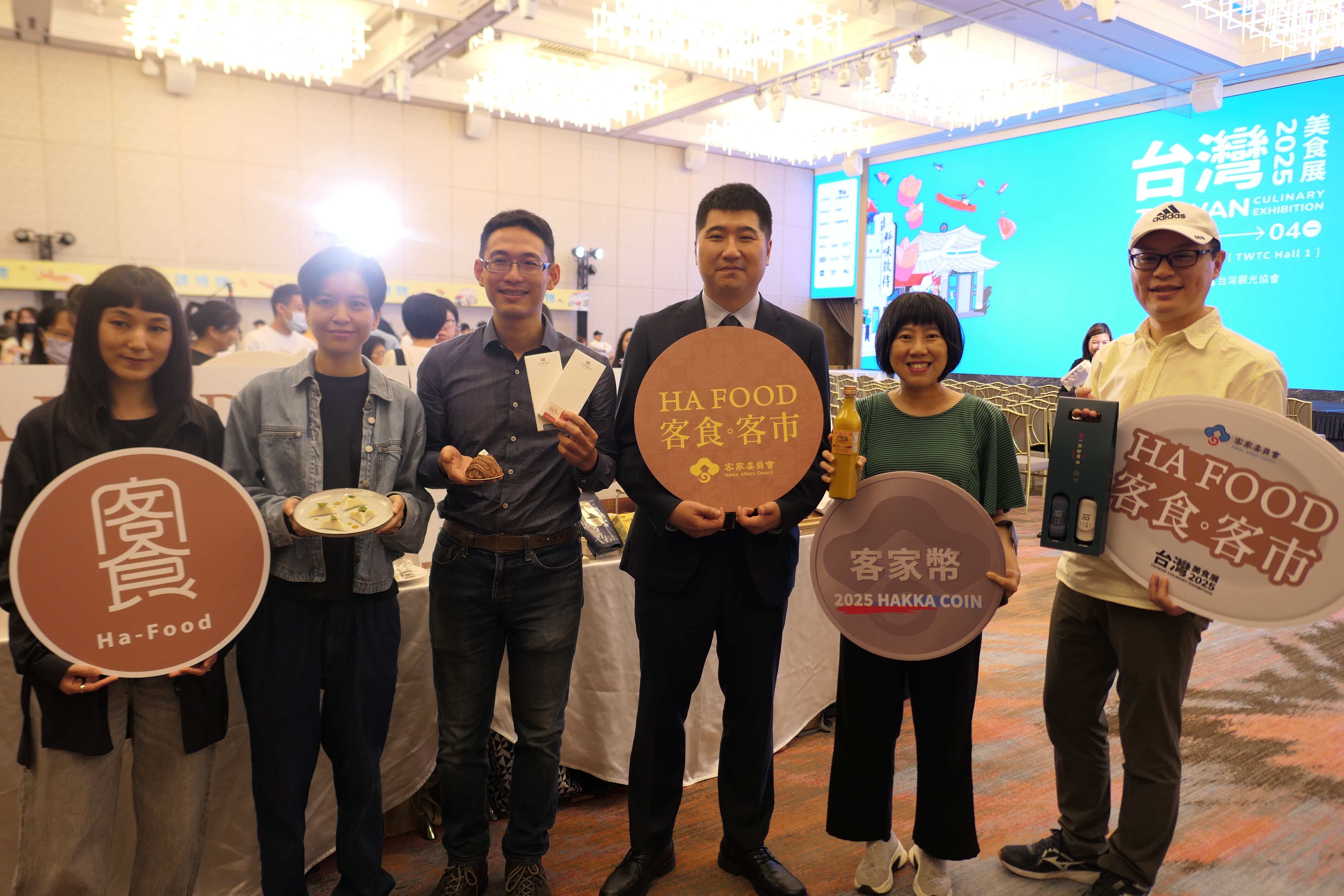 邱副主委(右3)與企業結盟植宿及土然巧克力專門店業者合照。圖／客家委員會 提供
