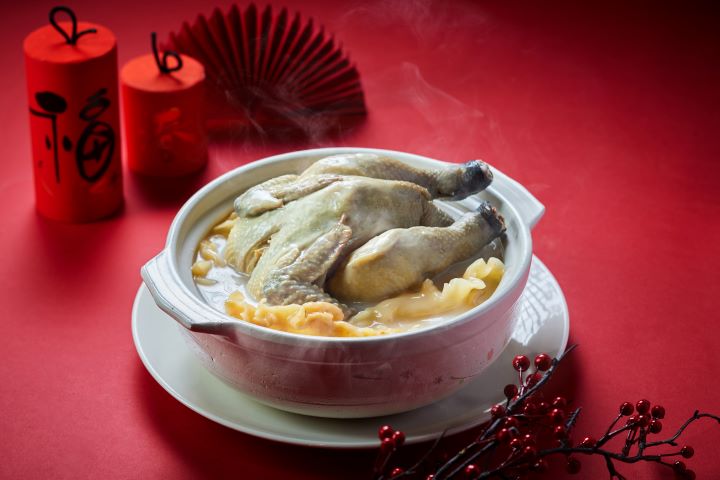 年菜套組湯品首推富貴興旺的「黃金一品花膠雞湯」，放入整隻土雞、厚身花膠與新鮮松茸慢火細熬至柔嫩入味，加上烹煮超過8小時老母雞湯底，是年節必備的珍品湯餚。圖/圓山大飯店提供