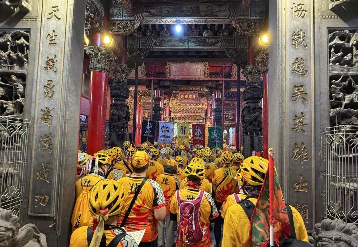 各騎隊騎手,整齊一致向關聖帝君祈福。圖/張蔭泉攝