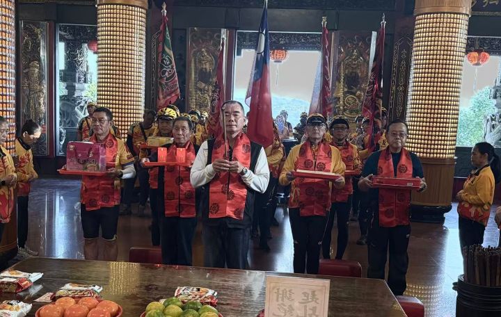 關聖帝君赤兔鐵馬環台騎行隊抵達明倫三聖宮陳明仁總幹事(中)擔任祈福官,游同人理事長(後排右二)陪祈,祈望車隊一路順行。圖/張蔭泉攝