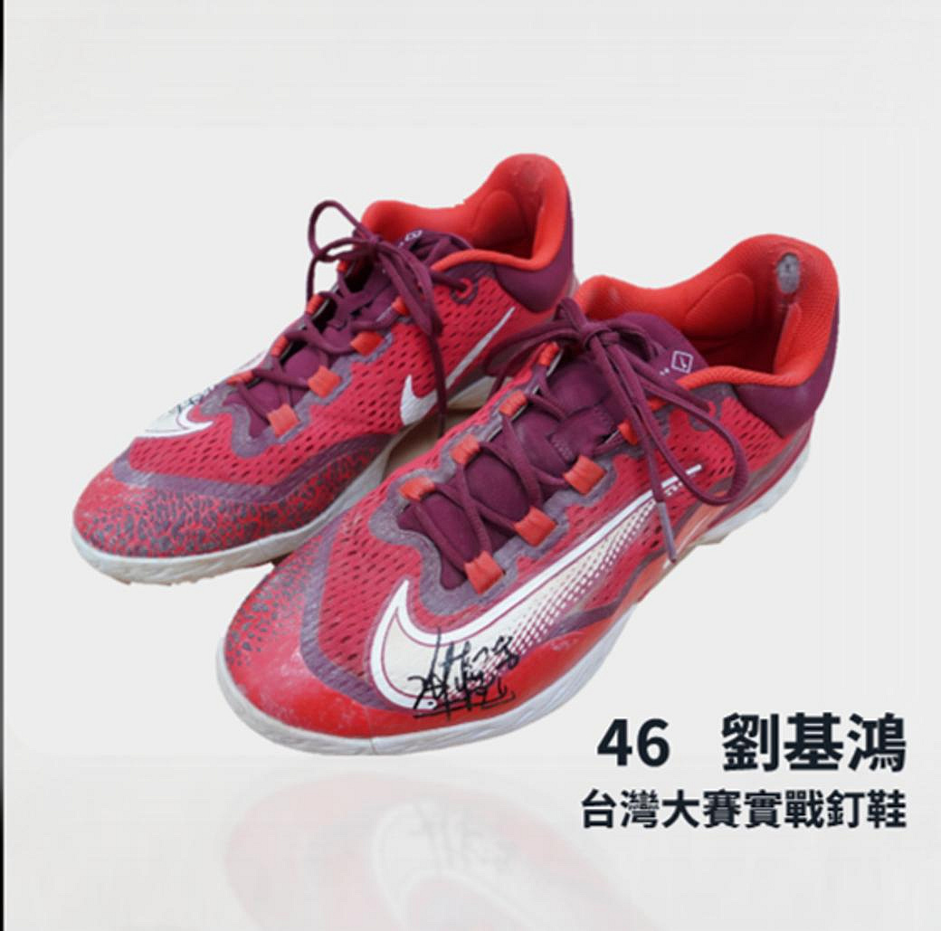 味全龍劉基鴻的台灣大賽實戰釘鞋。圖/頂新和德文教基金會提供