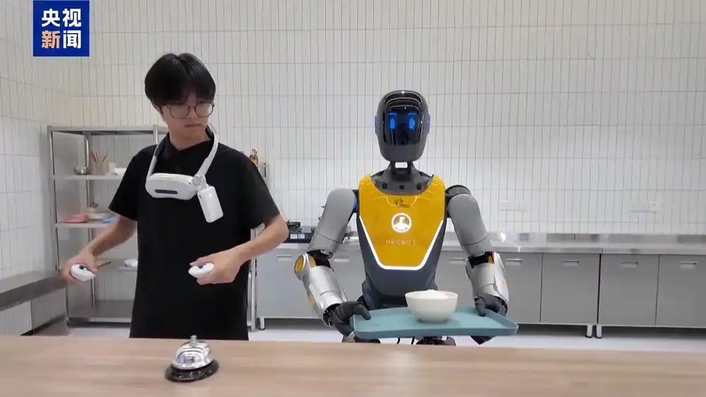 機器人「光子」身高1.7米，体重70公斤，靈活度、體態控制等技術指標在大陸處於領先地位。圖／取自央視