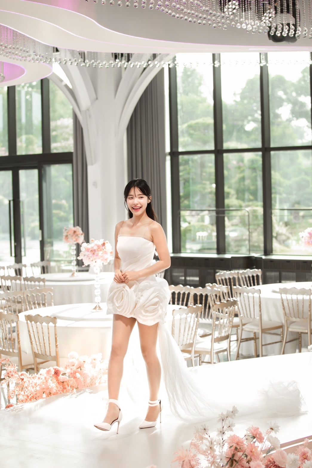 李多慧化身為優雅的新娘，穿著潔白婚紗，微笑溫柔，成為全場焦點。圖/頂新集團提供