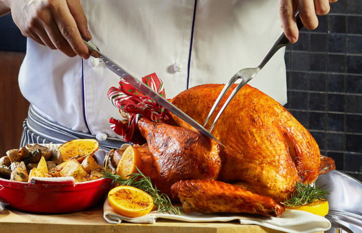 圓山牛排館於12月24、25日晚餐時段獻上聖誕限定套餐，主廚將在現場以火雞現切揭開節慶序幕。圖/圓山大飯店提供