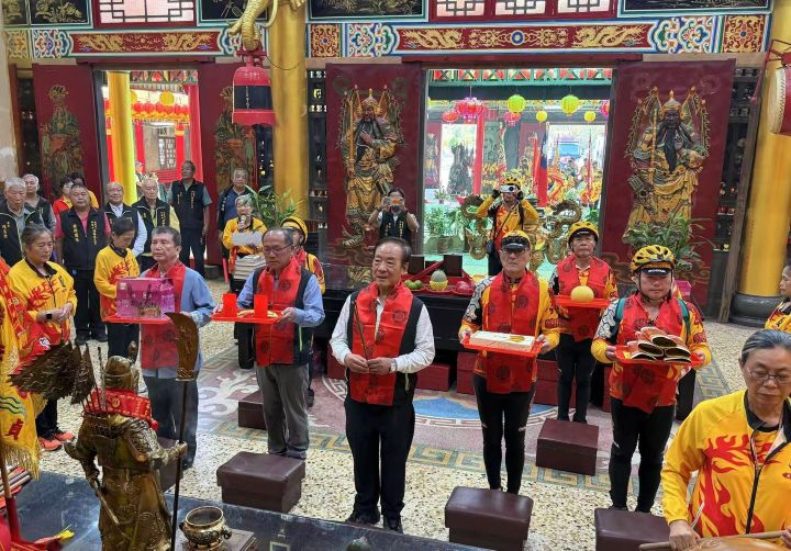 騎行隊抵達楊梅奉天宮,溫國臺董事長(中)上香祈福。圖/張蔭泉攝