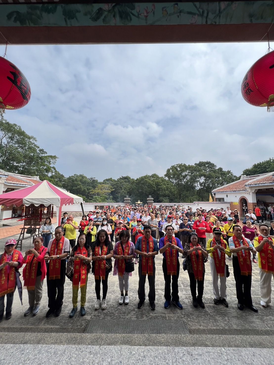 姜太公中部道場客家大院風光明媚，為全國知名賞桐花景點，香客絡繹不絕。姜太公道場提供