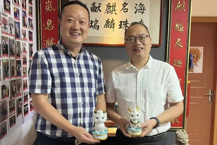 陳國鐵書記(右)代表學院贈送了精心設計的學院IP形象「海聯麒麟」,由平潭麒麟文化研究院鄭興主任(左)代表接受。 圖/平潭麒麟文化研究院提供