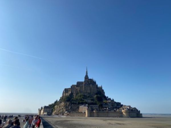 法國聖米歇爾山，巴黎近郊一日遊的經典去處。圖/開元周遊Kaytrip提供