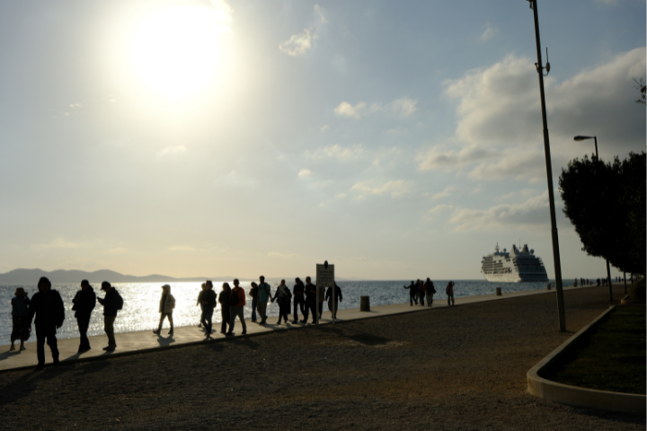 札達爾的傍晚,旅人沿著海岸散步,夕陽沉入亞得里亞海。海風琴就在這片海邊,用海浪演奏整座城市的黃昏。圖/開元周遊提供