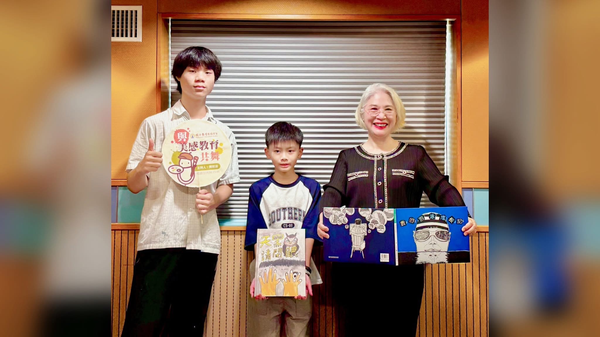 陳碧涵博士（右）專訪2025教育部圖畫書創作獎高中職組特優巫允辰（左）、低中年級組特優吳承軒（中）。圖/取自陳碧涵臉書