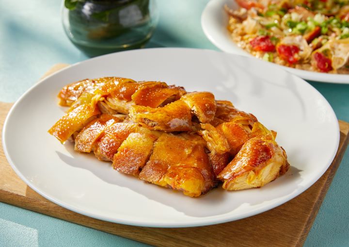 主打粵菜的金龍餐廳順應春日節氣，推出多道經典春季料理。圖為古法吊燒雞，外皮金黃酥脆、肉質細嫩多汁，香氣四溢。圖/圓山大飯店提供