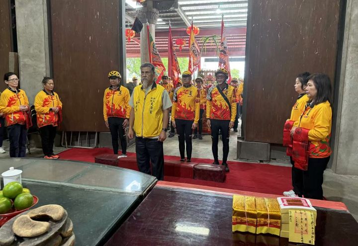 騎行隊抵達彰化埤頭天濟宮，住持莊銘聰主持祈福禮。圖/張蔭泉攝