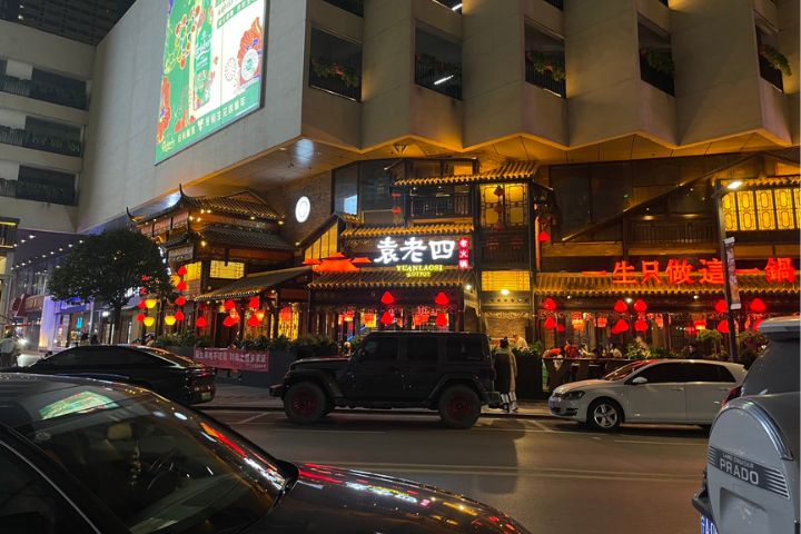 閱彩城搖身一變，成為銀川最熱鬧的夜生活地標。圖/記者陳素貞攝