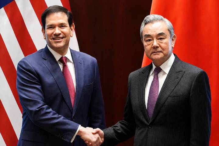 美國國務卿盧比歐(Marco Rubio,左)在菲律賓馬尼拉與中國大陸外交部長王毅舉行雙邊會談。(圖/取自APT YouTube)