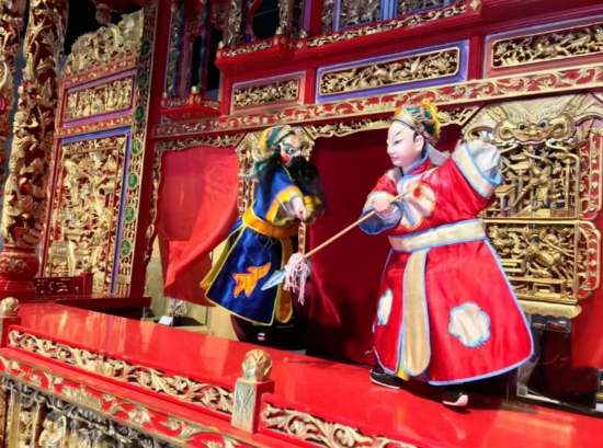 圖為《沉默的榮耀》劇中弘晏莊木偶藝術館布袋木偶演出。圖／取自央視《看台海》