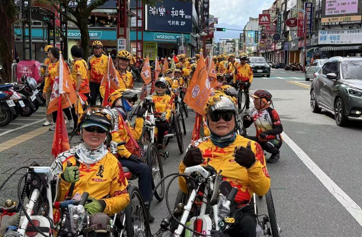 關聖帝君赤兔鐵馬環台騎行隊在羅東舉行踩街活動,祈福繞境。圖/張蔭泉攝
