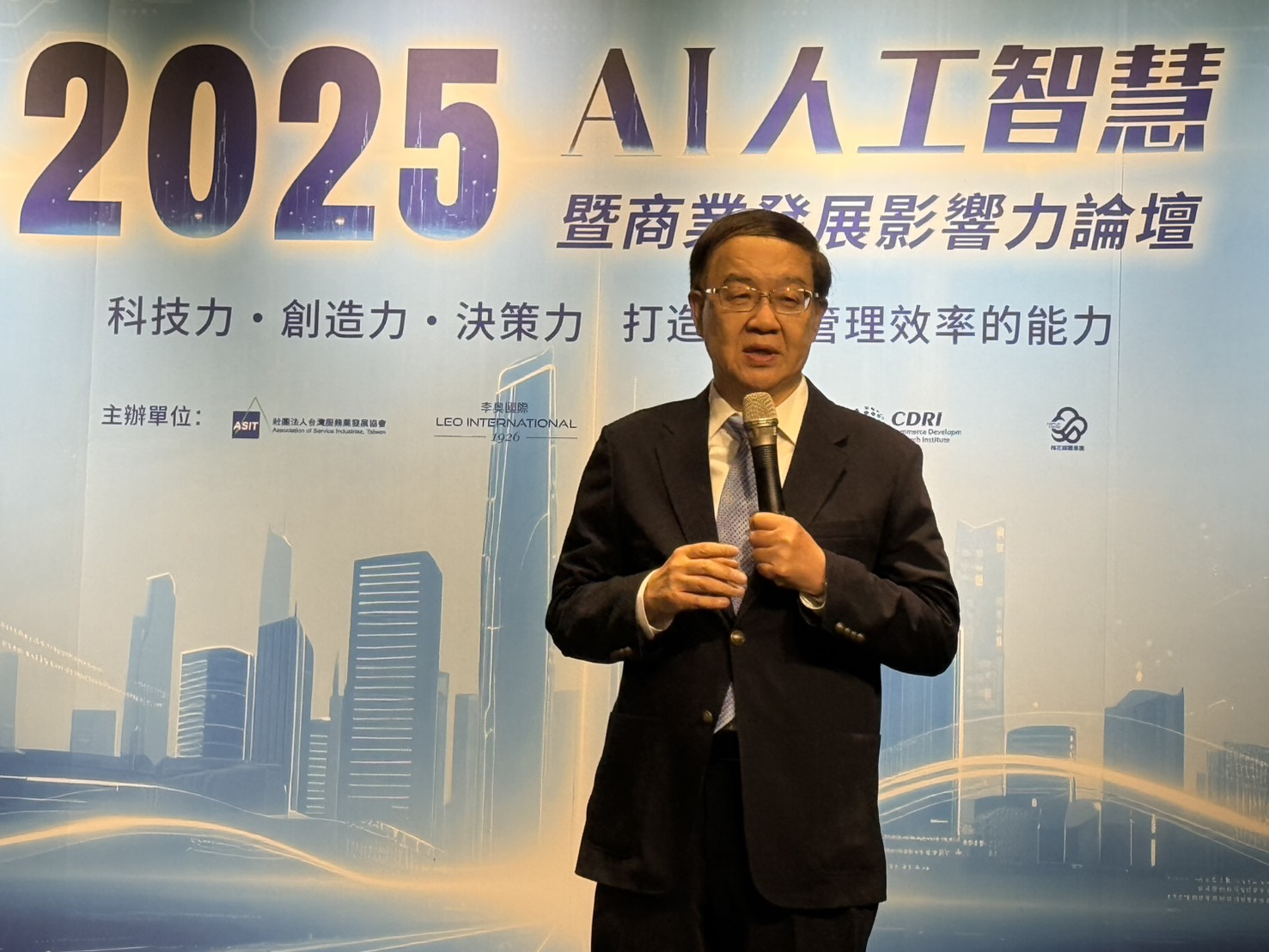 商研院王建彬院長表示企業主應全盤了解AI應用，打造新管理力。 圖/張蔭泉攝