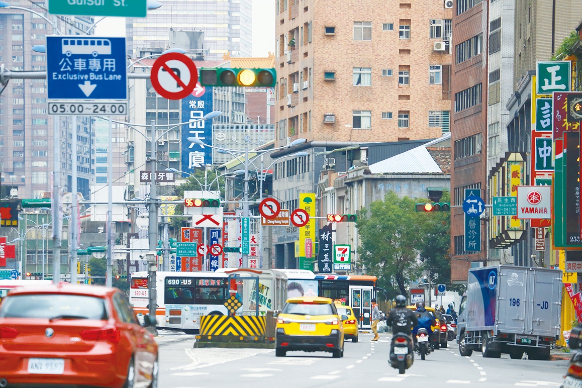 台灣的空汙問題，除了汽機車所排放的廢氣外，主要來自火力發電廠。右圖是位於台中龍井的台中火力發電廠，其排放的二氧化碳每天多達14多萬公頓，是台灣主要的空汙來源之一（右圖來源：維基百科Chongkian）。圖/禪天下雜誌提供