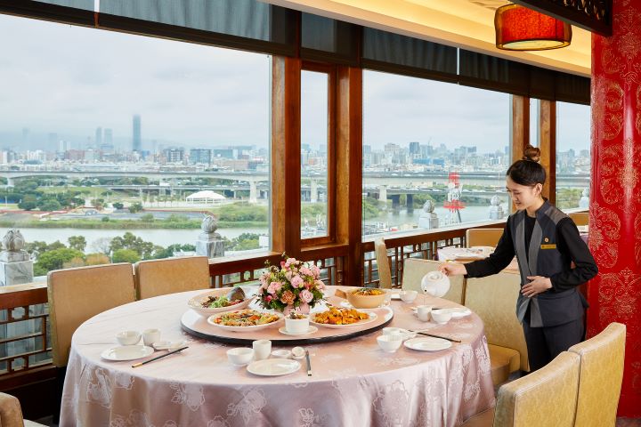 金龍餐廳許耀光主廚主打色味絕佳的經典粵味寵媽咪，如皮酥肉嫩的黃金片皮鴨、口感醇厚的海參扣鮑魚，傳遞對母親的感謝。圖/圓山大飯店提供