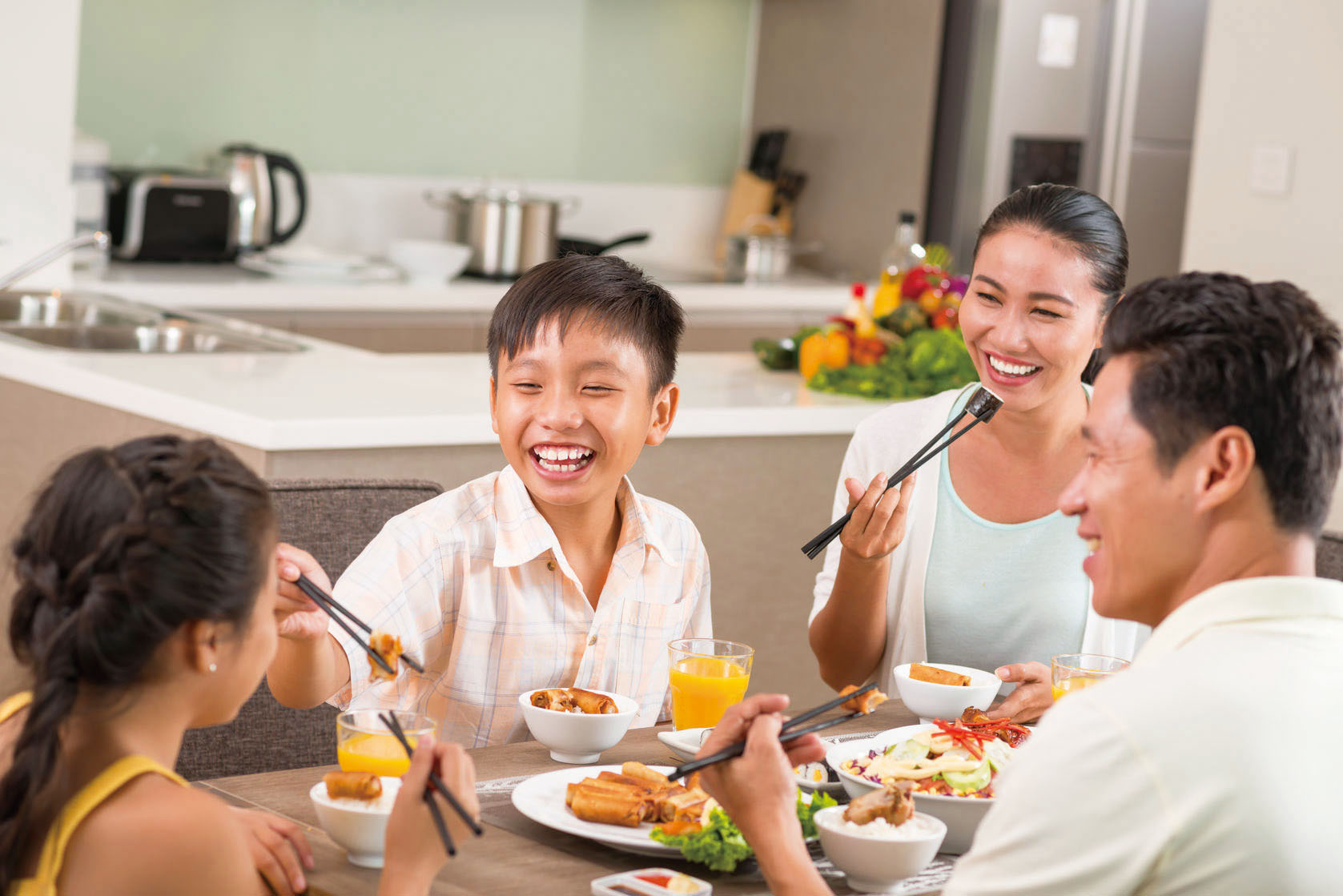 醫師認為，每天至少進食3次的習慣，容易導致代謝疾病，如胰島素抵抗、內臟脂肪過多積累等等。