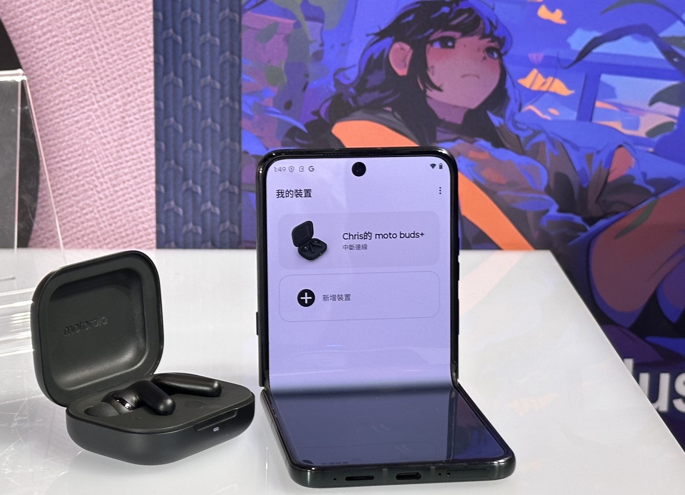 Motorola razr 60系列多款質感外型皆採用鈦合金強化轉軸，滑順流暢度較前代提升30%。圖/陳思豪攝