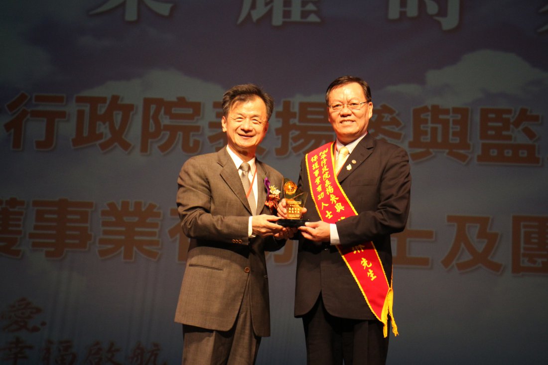 2017年中華民國解癮戒毒協會理事長華琳經臺北地方檢察署推薦，於11月8日更生保護節慶祝大會上榮獲行政院表揚，獲頒106年度參與監所教化暨保護事業有功人士第一名殊榮。圖/禪天下雜誌提供