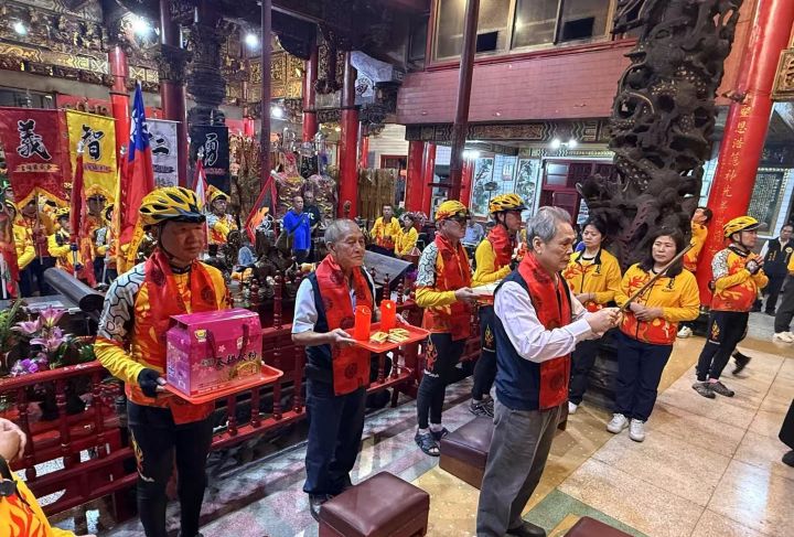 騎行隊抵達礁溪協天廟,李清林主委(前)祈求家邦永寧 。圖/張蔭泉攝