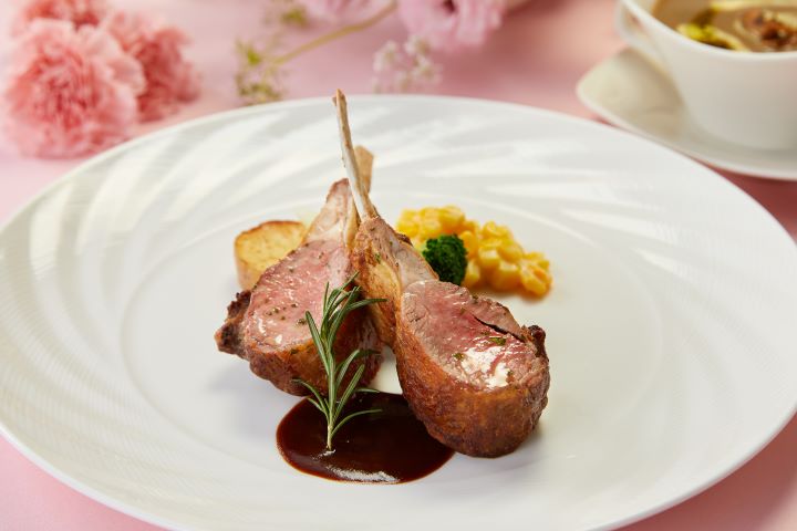 圓山牛排館主餐可選擇日本宮崎黑樺牛等多道超澎湃食材，每套3,880元起，讓媽媽的味蕾與感官都被完美款待。圖為經典爐烤高地和羊。圖/圓山大飯店提供