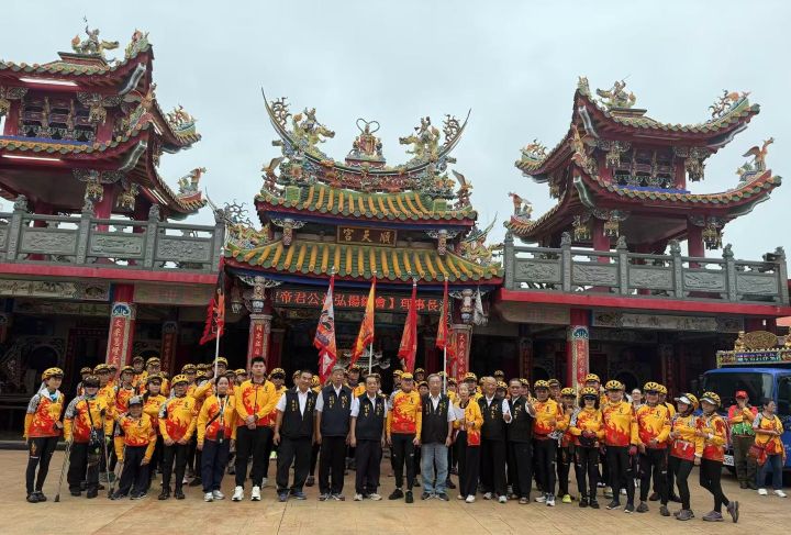 騎行隊抵達虎尾順天宮合影，祈望全台騎行平安順利。圖/張蔭泉攝