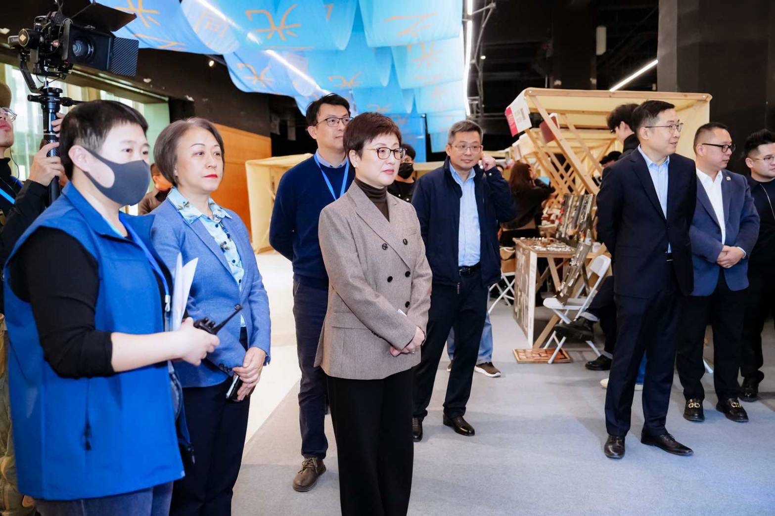 市台辦、台盟上海市委、黃浦區台辦領導在觀看創意市集。圖/主辦單位提供