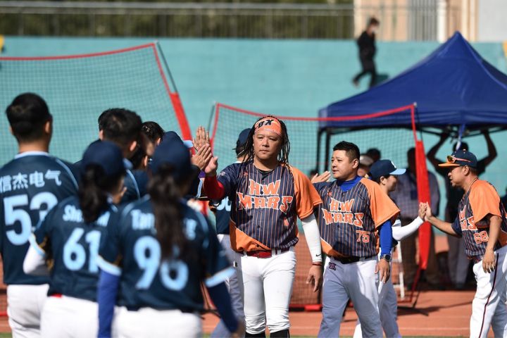 在2025年海峽兩岸（寧夏）青年慢速壘球邀請賽中，兩岸18支參賽隊伍，今天（9日）繼續分兩個比賽場地進行第二天的賽程。圖/記者陳思豪攝