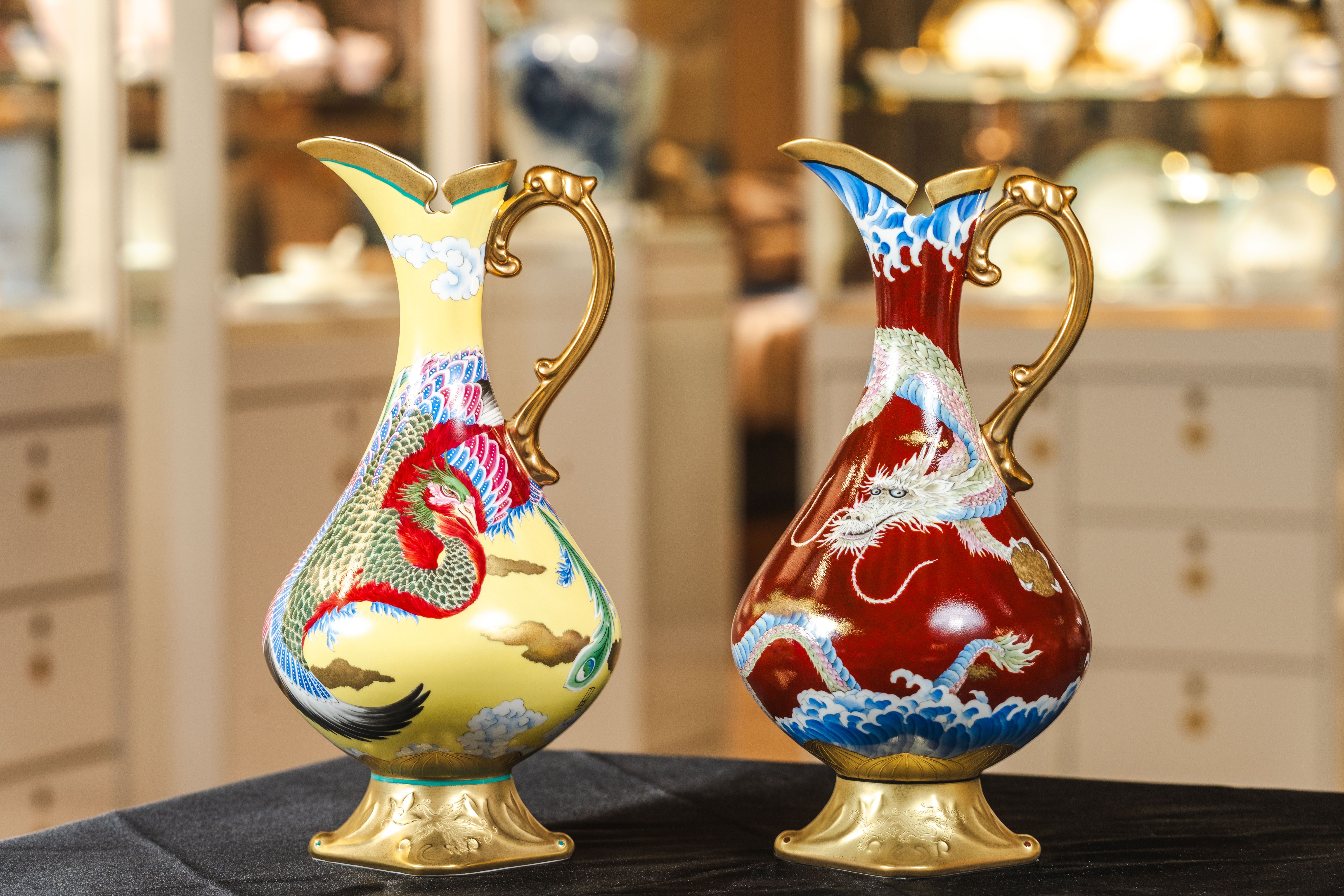 手繪葛飾北齋鳳凰圖花瓶(左）31CM,手繪葛飾北齋龍圖花瓶(右）31CM。圖/旺代企業提供
