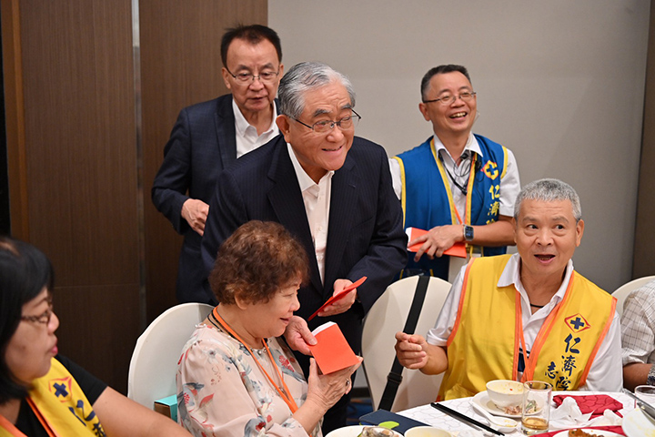 董事長林明成逐桌致贈長者重陽敬老紅包。 圖/台北仁濟院 提供