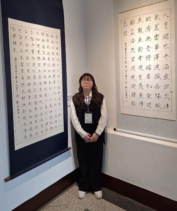 就讀長榮大學書畫藝術學系大三的鄭伊珊，是113年全國學生美術比賽書法類首獎得主圖/取自陳碧涵臉書