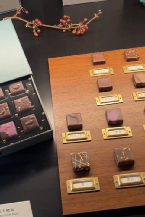 每顆夾心巧克力前,都有一塊黃銅小牌標示口味。圖/開元周遊Kaytrip提供