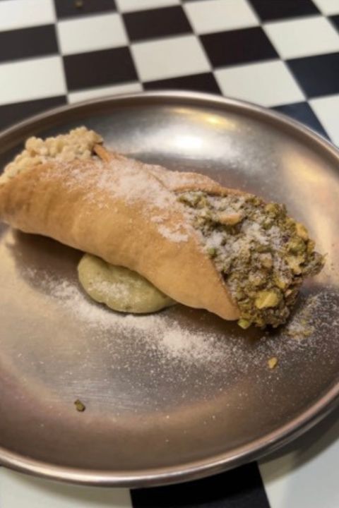 兩端沾著開心果碎和堅果碎的西西里Cannoli。圖/開元周遊Kaytrip提供