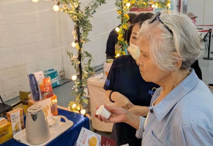 活動現場試喝小綠人認證鱸魚精。圖/HI-Q提供