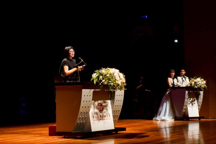 國家交響樂團郭玟岑執行長勉勵畢業生,畢業是另一段嶄新里程的起點,願大家懷抱勇氣、智慧與熱情,無畏地探索未來人生。。圖/臺藝大提供