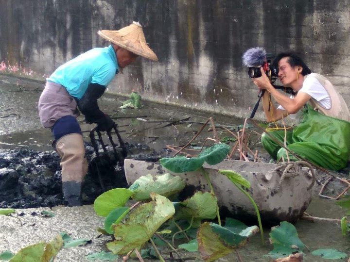 紀錄片導演彭家如（右），透過鏡頭捕捉生命美感的視角原點。圖/取自陳碧涵臉書
