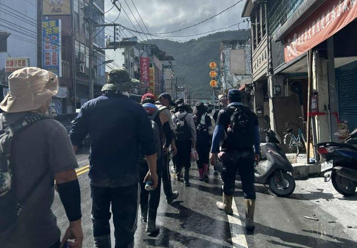 「鏟子超人」救援災區，展現正能量。圖/社團法人中華關聖帝君公益弘揚總會提供