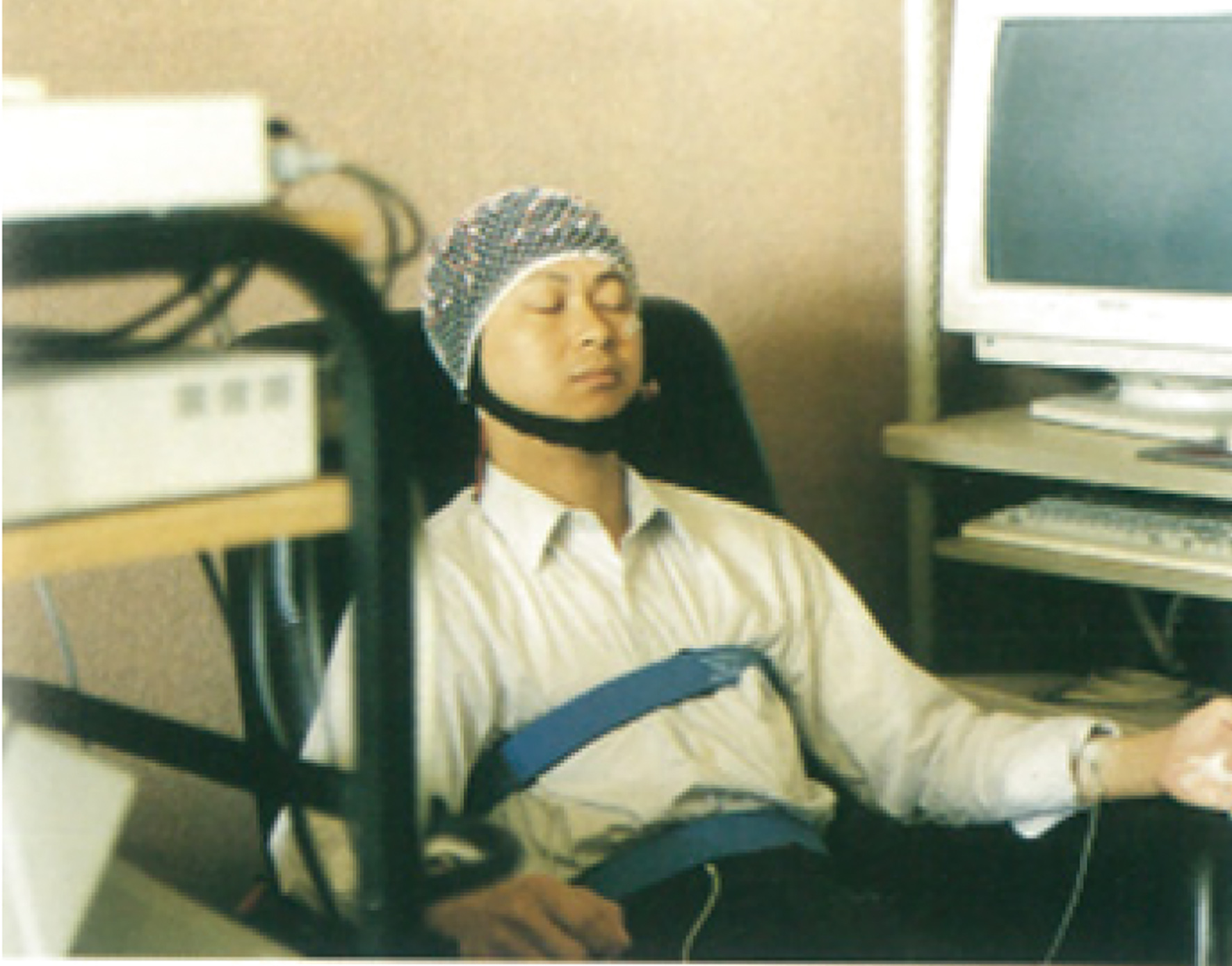 受測者在交通大學實驗室接受加持測試,發現腦電波呈現顯著的γ波,這是禪定狀態下才有的特徵波。圖/禪天下雜誌提供