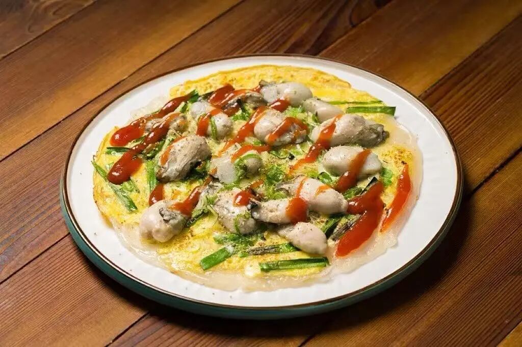 夜市裡的蚵仔煎一直是必點，劇中出現的蚵仔煎讓人很有儀式感。圖／取自央視《看台海》