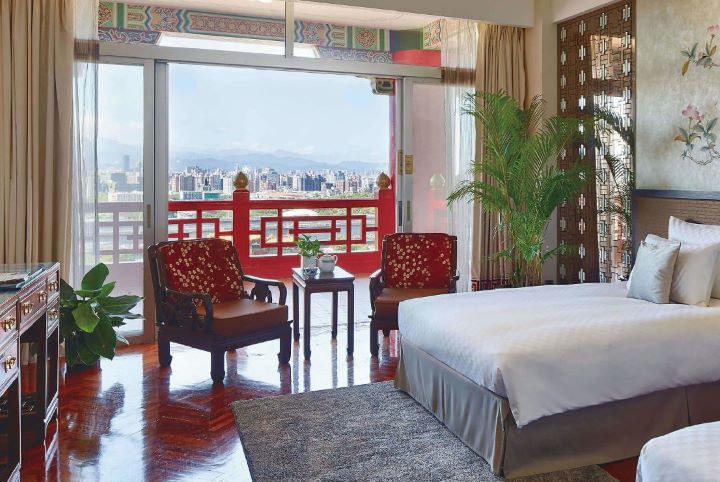 圓山大飯店推出結合文化底蘊與優雅風格的「MOM chic圓山風華」住房專案，安排媽咪來一場放鬆身心的療癒之旅！圖為天際客房。圖/圓山大飯店提供