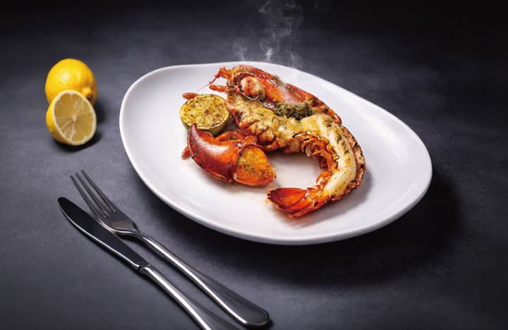 即日起至4月30日止，圓山牛排館點套餐還可優惠價680元加購半份波士頓龍蝦，一次享受海陸雙重驚喜，打造春季療癒的視覺體驗。圖/圓山大飯店提供