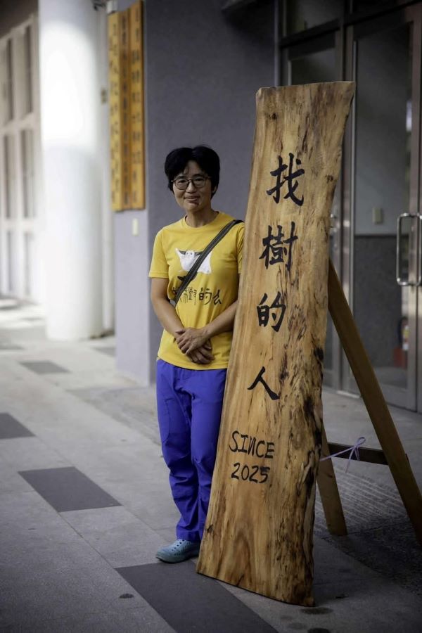 對徐嘉君而言,一棵巨木並不只是高度與年齡的記錄積累,而是一個能夠承載眾多生命的生態系。圖/取自陳碧涵臉書