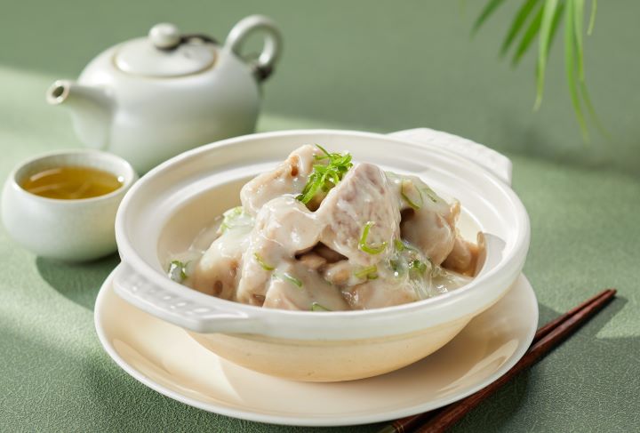 砂鍋芋奶雞以綿密芋香襯托雞肉鮮甜，細火慢煨，呈現濃郁醇厚、溫潤順口的江浙好味。圖/圓山大飯店提供