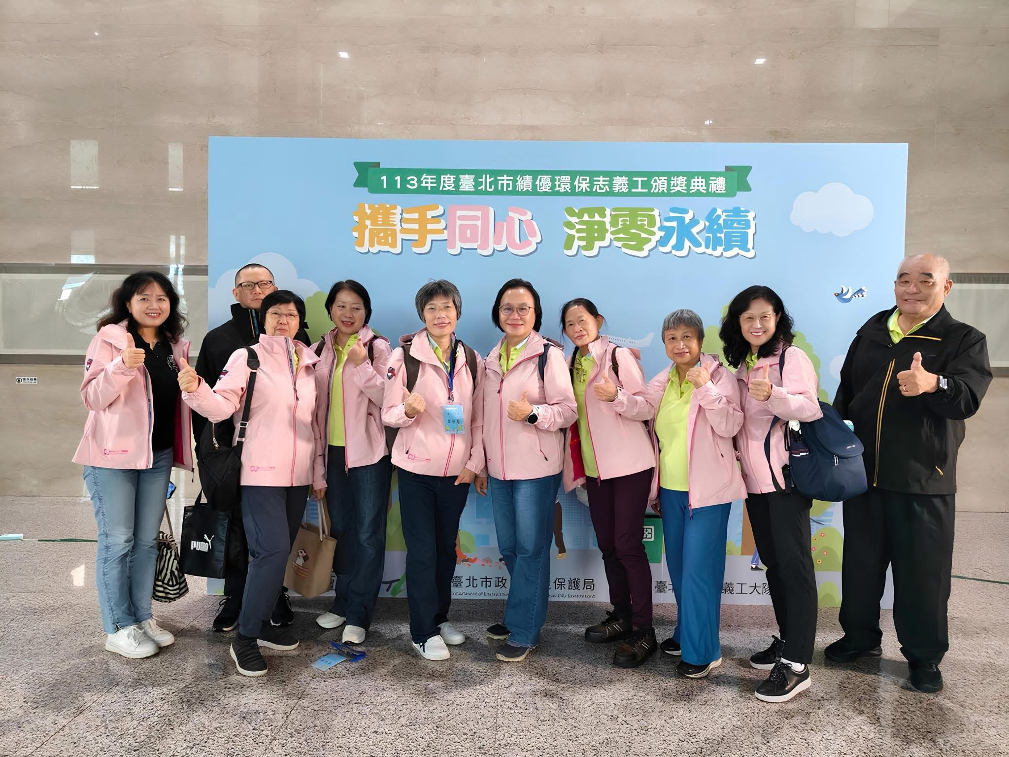 鄰里治理的豐富性和時代驅動力,滿足了薛群秀(右5)溫暖好動創意十足的性格。圖/取自陳碧涵臉書