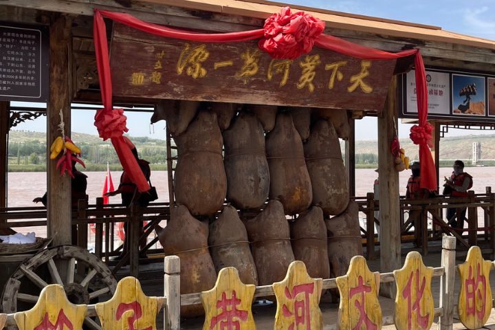 在寧夏中衛沙坡頭景區，一項古老的交通方式——羊皮筏子，以全新的旅遊體驗方式走進遊客的視野。圖/記者陳思豪攝